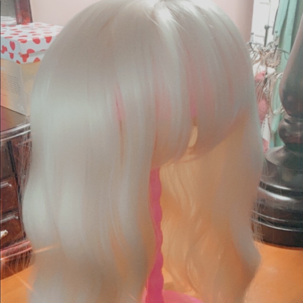 Goldielocs bleach blond short wavy wig.